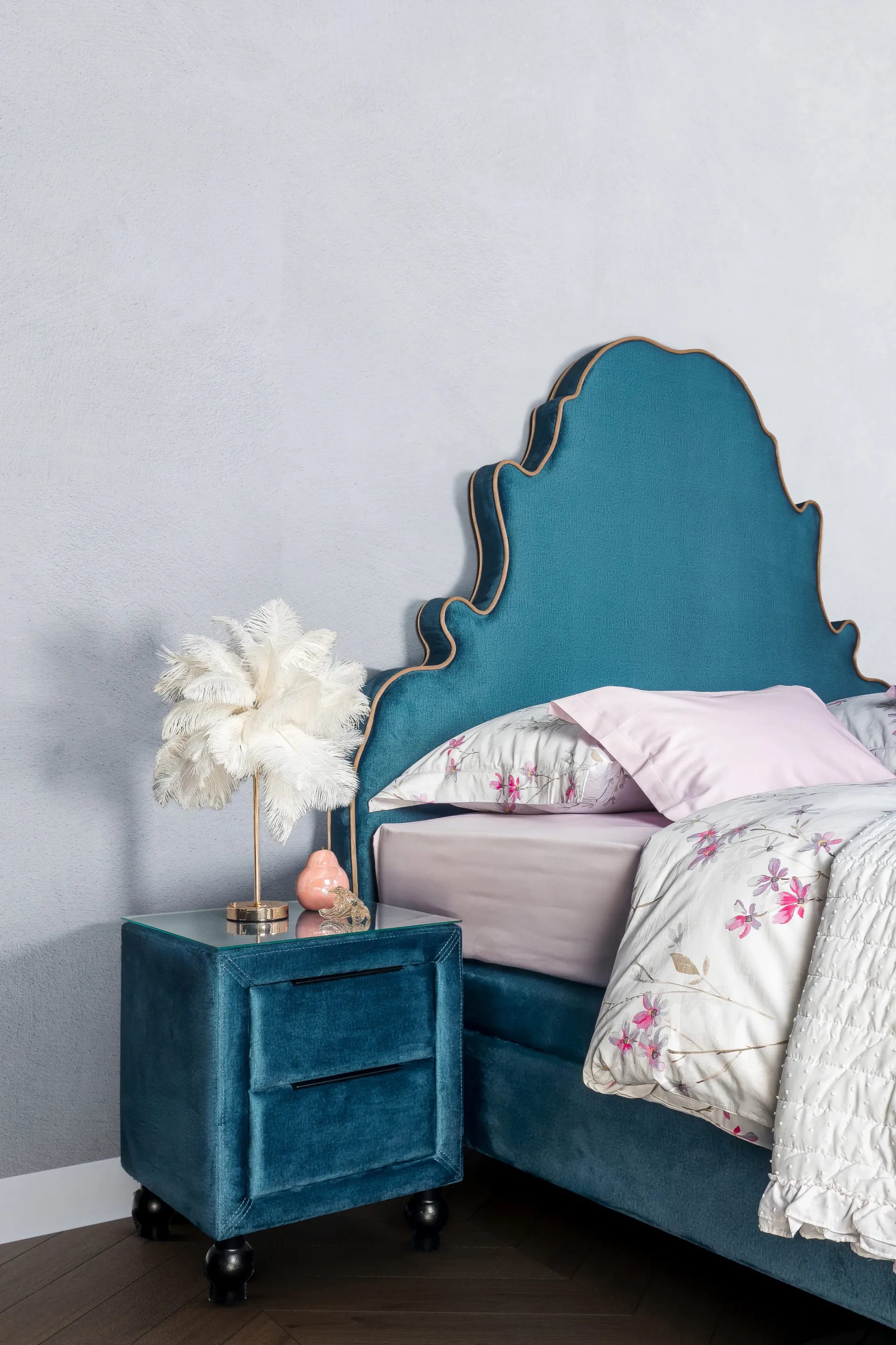 Detalj capitonné uzglavlja — prošiveni gumbi i tekstura tkanine