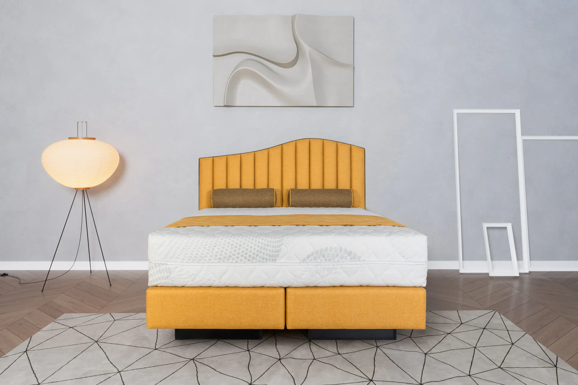 Mistral krevet s raskošnim žutim uzglavljem — statement komad u spavaćoj sobi